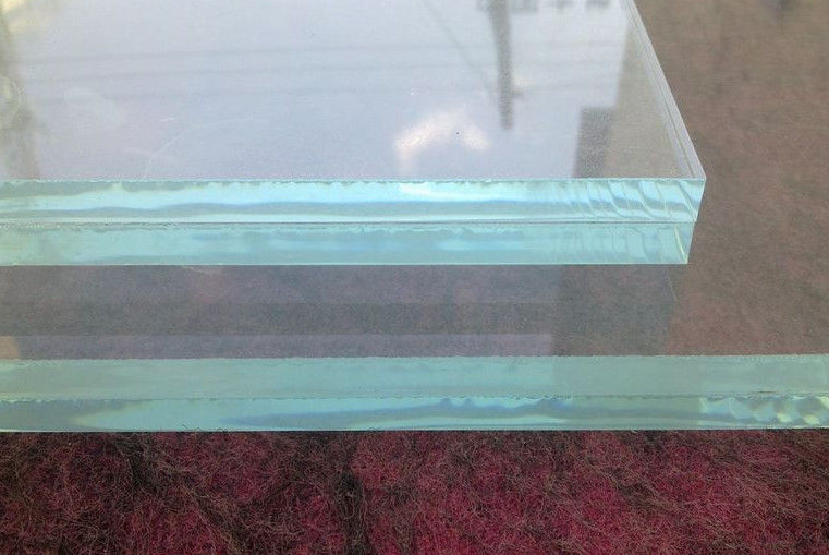 Vidrio ultraclaro en consistencia de color para ventanas, puertas y edificios.