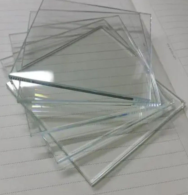 Vidrio ultraclaro en consistencia de color para ventanas, puertas y edificios.