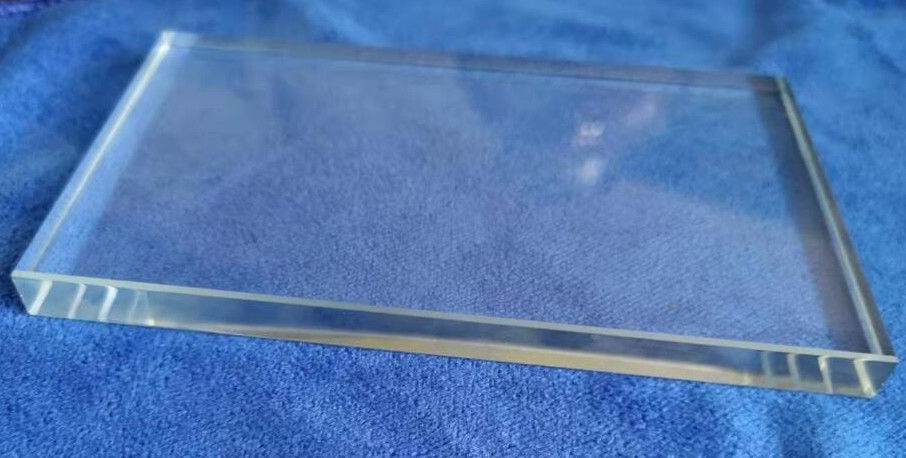 Vidrio ultraclaro en consistencia de color para ventanas, puertas y edificios.