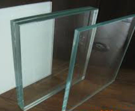 Vidrio laminado: producto de vidrio duradero formado por la unión de múltiples capas con una capa intermedia fuerte.