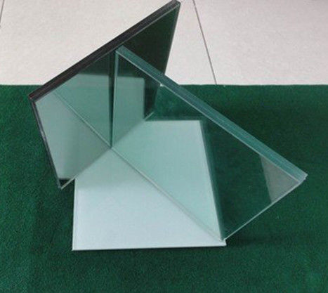 Vidrio laminado: producto de vidrio duradero formado por la unión de múltiples capas con una capa intermedia fuerte.