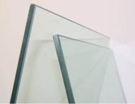 Vidrio laminado: producto de vidrio duradero formado por la unión de múltiples capas con una capa intermedia fuerte.