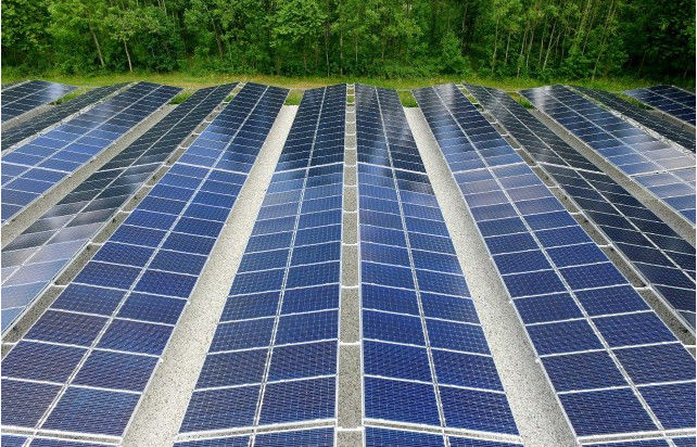 Decoración de edificios Panel fotovoltaico de vidrio de bajo hierro Niebla ≤1,5% Estabilidad térmica ≥Grado 4