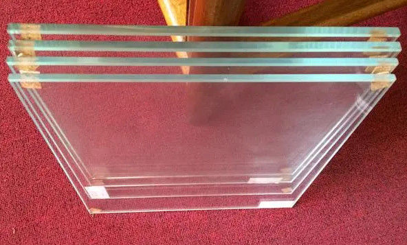 Vidrio flotante ultraclaro para edificios con resistencia al calor ≤ 0,3 mm/m°C y diseño irregular