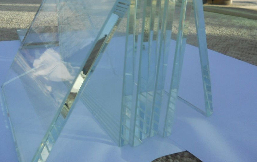 Vidrio flotante ultraclaro para edificios con resistencia al calor ≤ 0,3 mm/m°C y diseño irregular