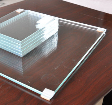 Vidrio flotante ultraclaro para edificios con resistencia al calor ≤ 0,3 mm/m°C y diseño irregular