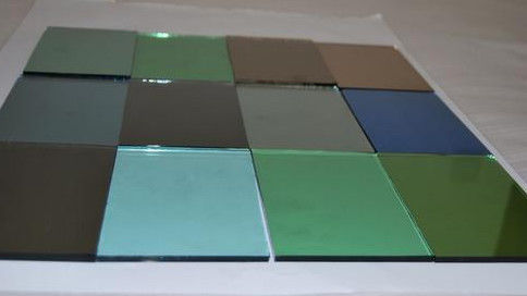 Vidrio reflector flotante de color hierro extra claro y bajo templado