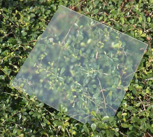 Venta caliente de vidrio solar templado de hierro bajo ultra claro de 3,2 mm-4 mm para paneles solares